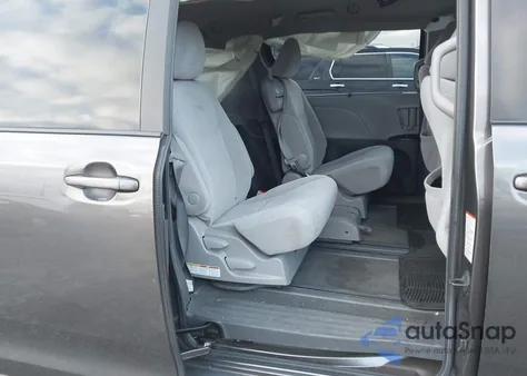 2015 Toyota Sienna Le 8 Passenger z USA, uszkodzony, nr VIN 5TDKK3DC1FS616613